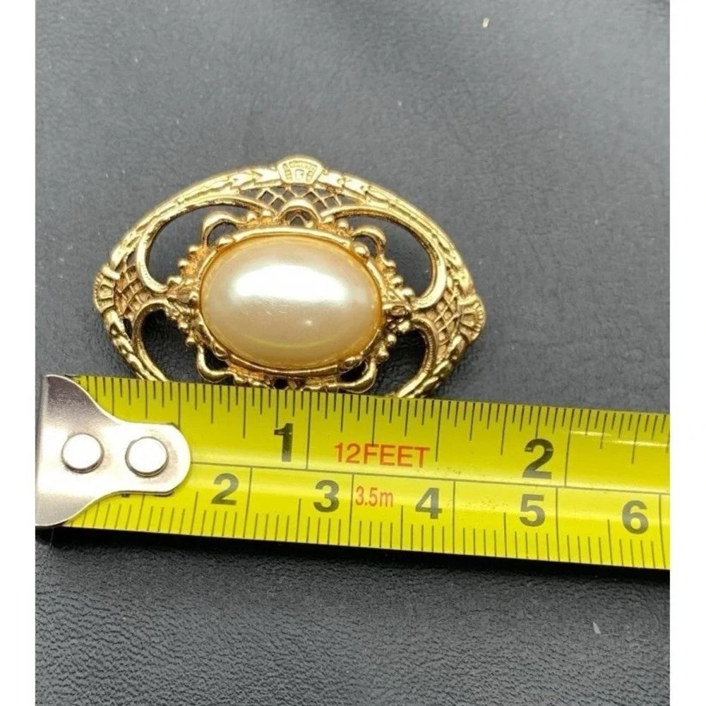 Vintage 1928 Brand Oval Gold Tone And‎ Faux Pearl Brooch